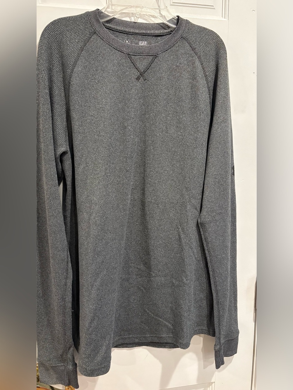 Under Armour Men's Charcoal Thermal Long Sleeve Crew. Size S